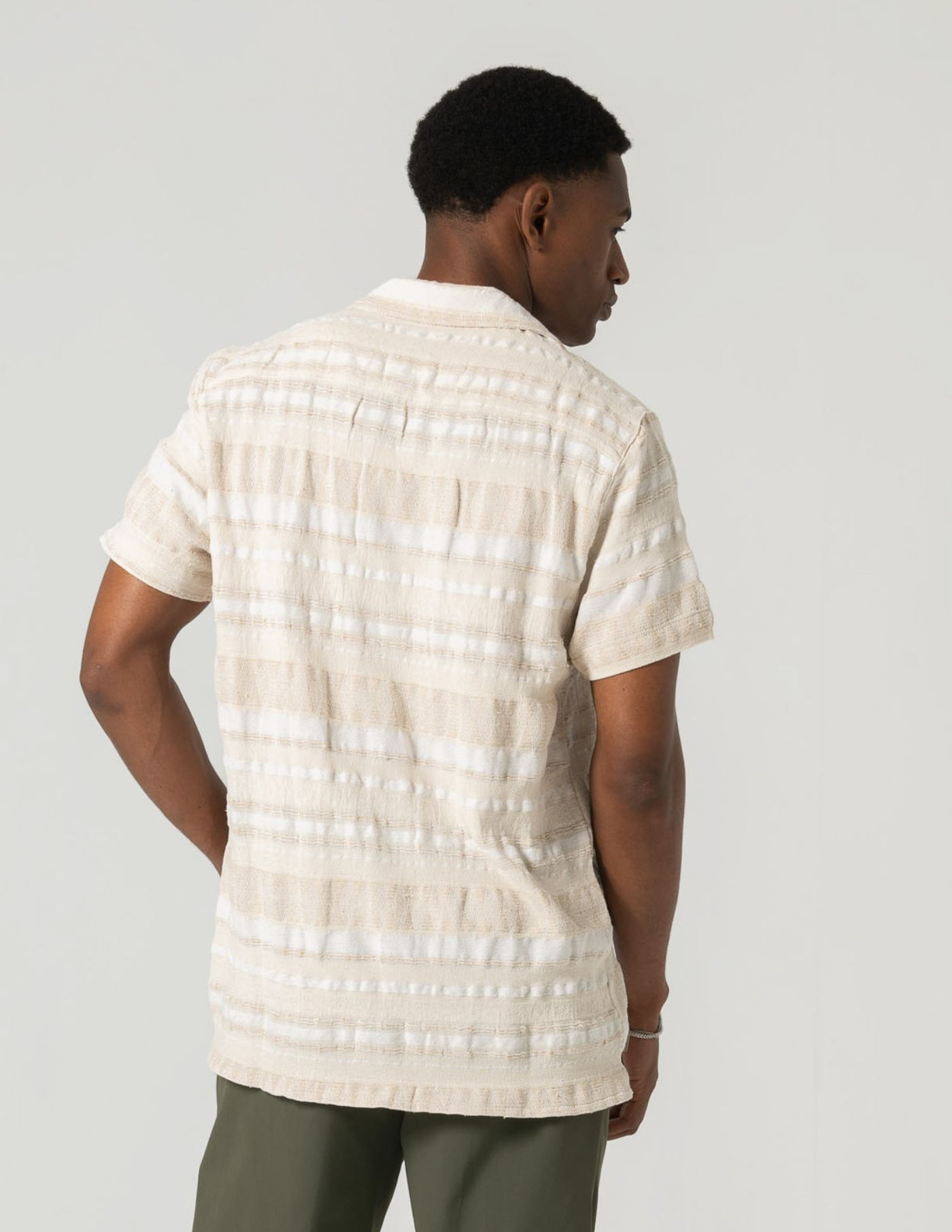 CAMISA HAVAIANA PADRÃO ÉTNICO BEGE