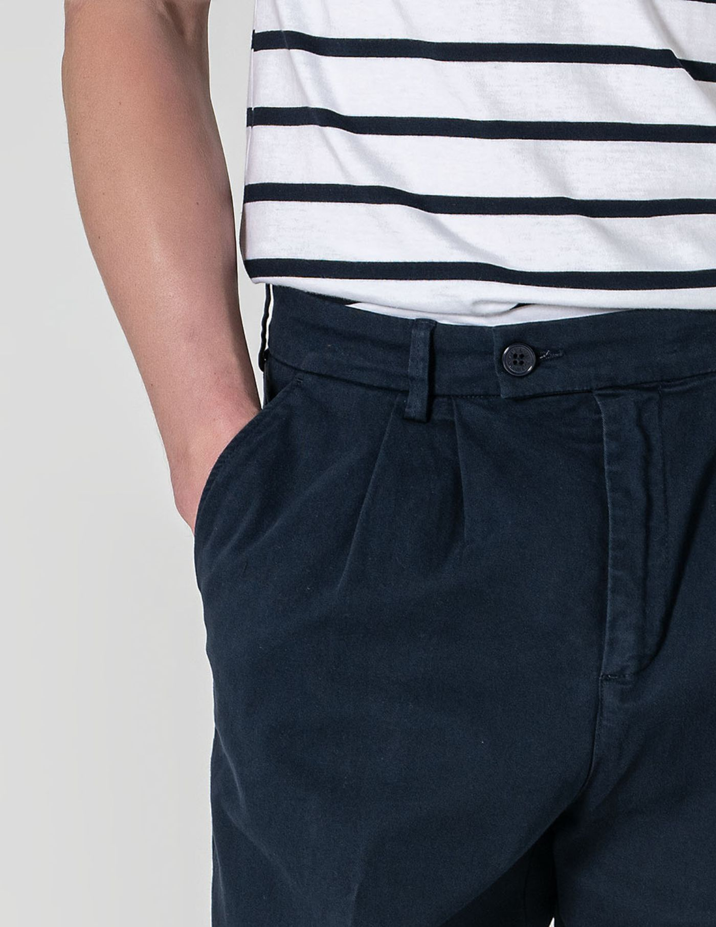 CALÇA CHINO CROPPED FIT BOLSO DE CHAPA AZUL MARINHO
