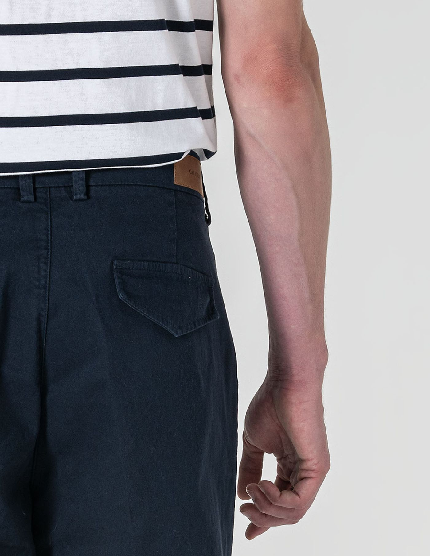 CALÇA CHINO CROPPED FIT BOLSO DE CHAPA AZUL MARINHO