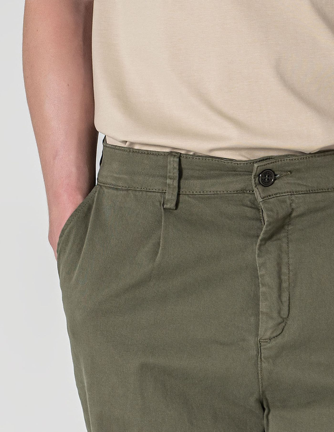 CALÇA CHINO CROPPED FIT VIROLA VERDE OLIVA