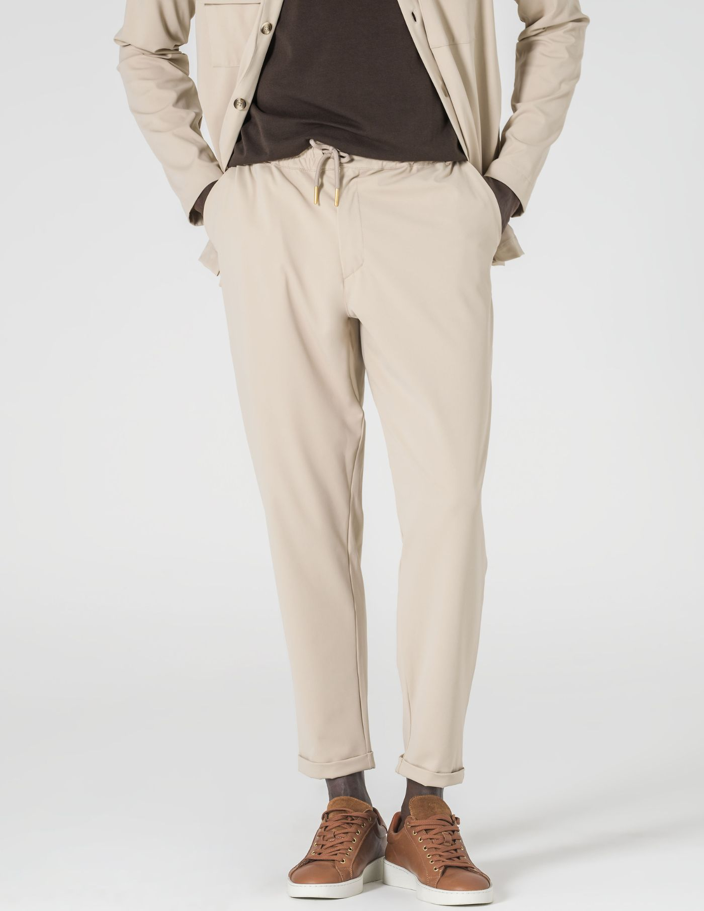CALÇA COM CORDÃO TECIDO TÉCNICO CROPPED FIT BEGE