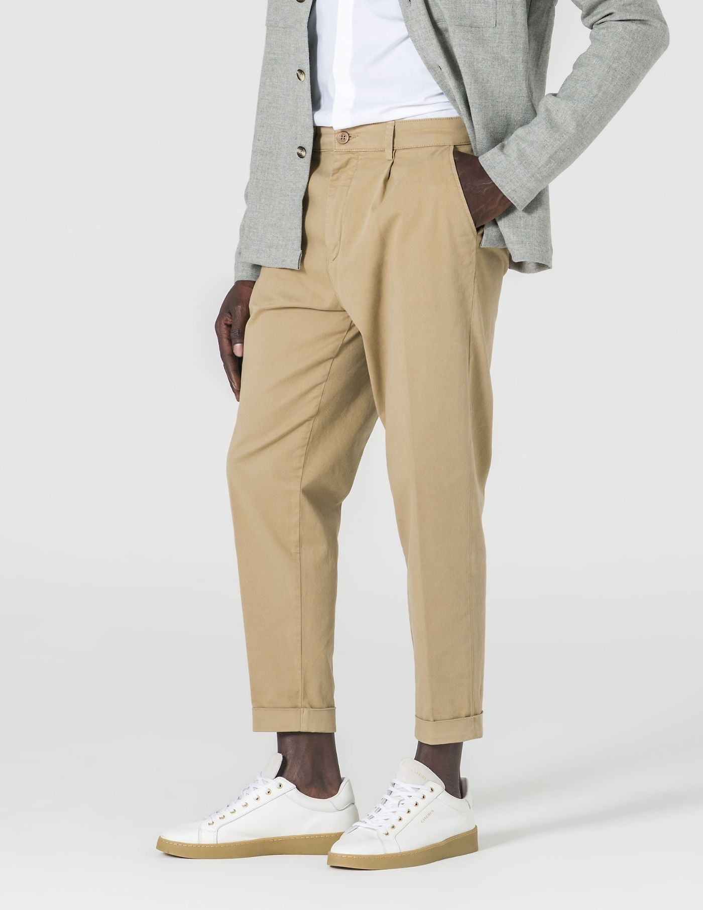 CALÇA CHINO CROPPED FIT VIROLA CAMEL