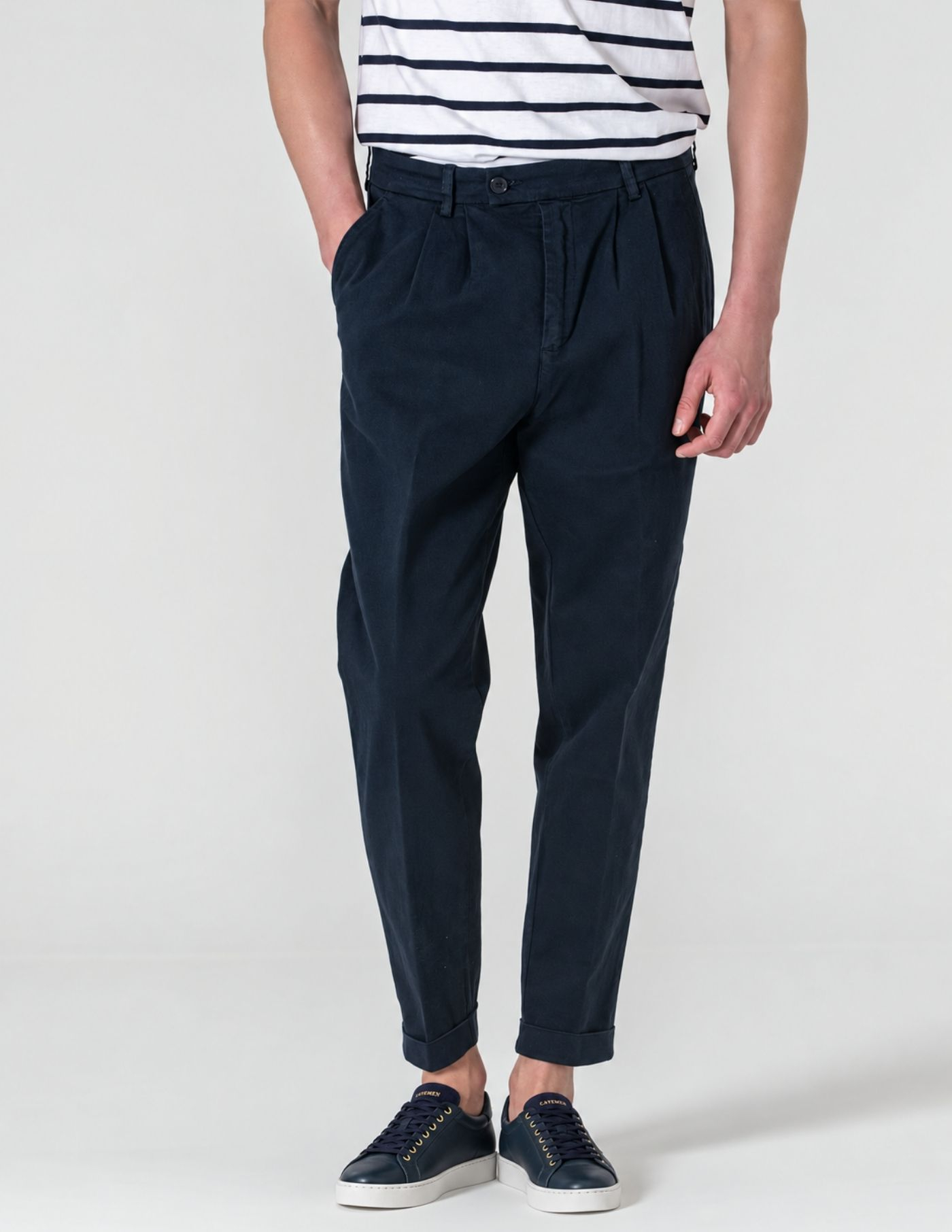 CALÇA CHINO CROPPED FIT BOLSO DE CHAPA AZUL MARINHO
