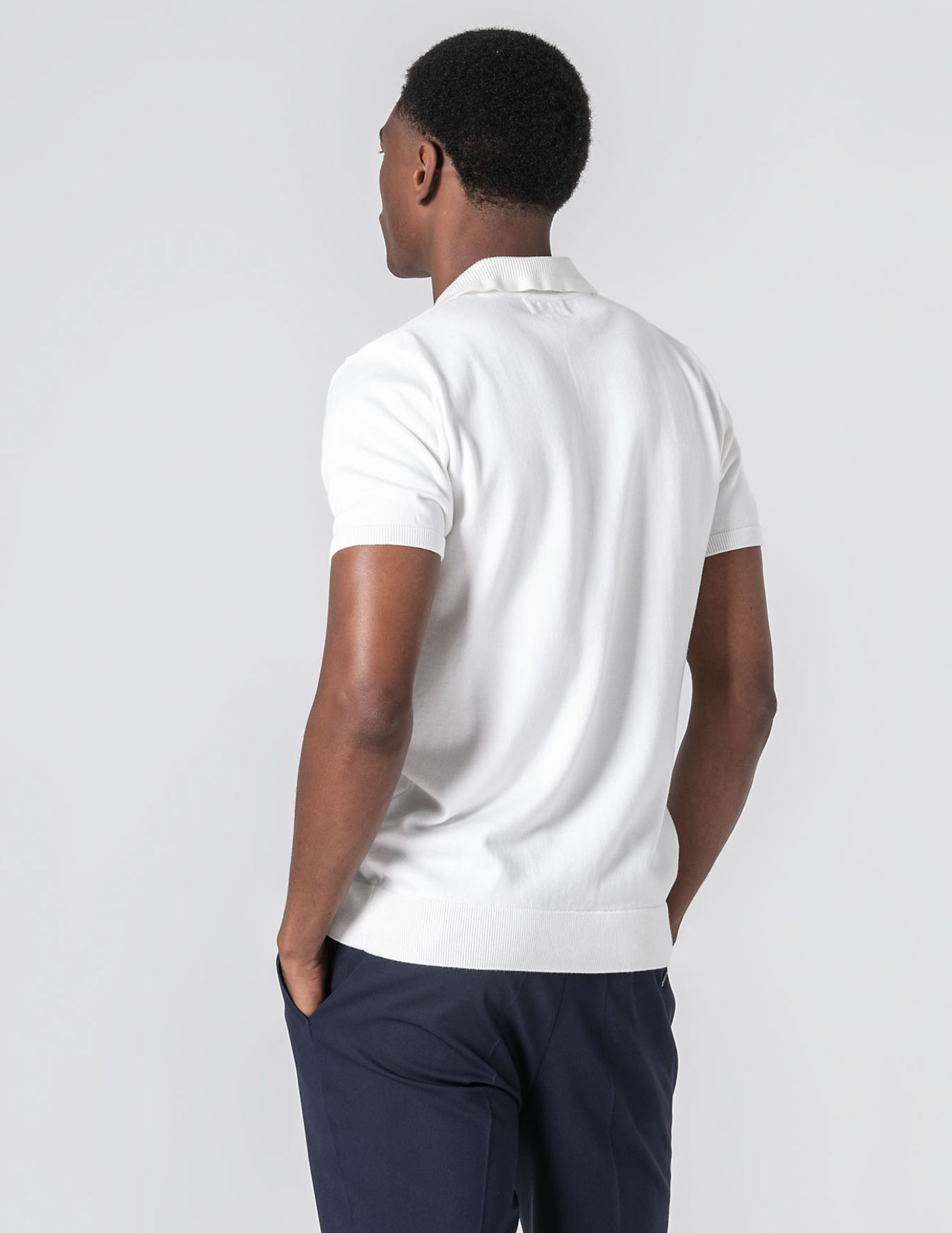 POLO DE MALHA EM BICO BRANCO