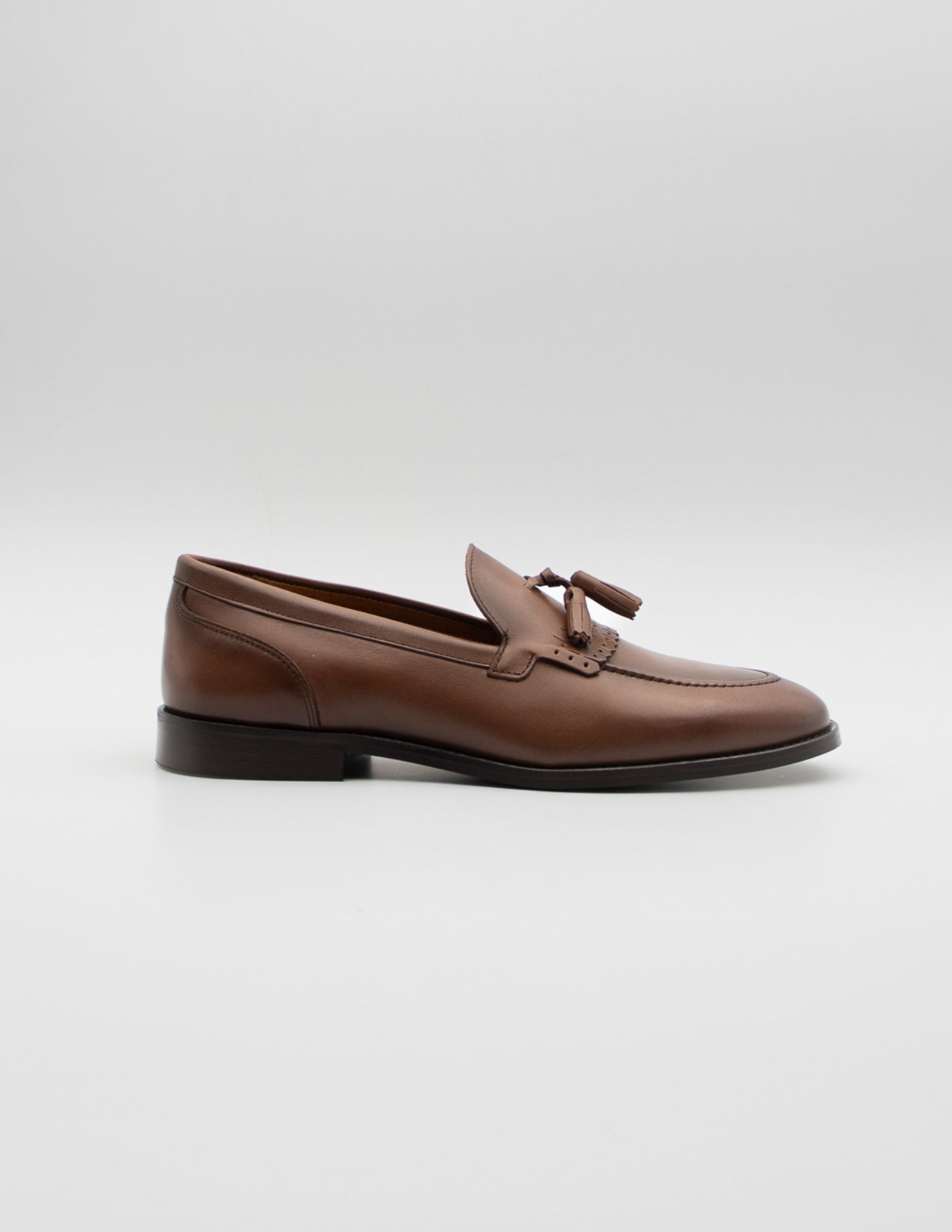 MOCASSINS COM FRANJAS E BERLOQUES EM PELE CASTANHO