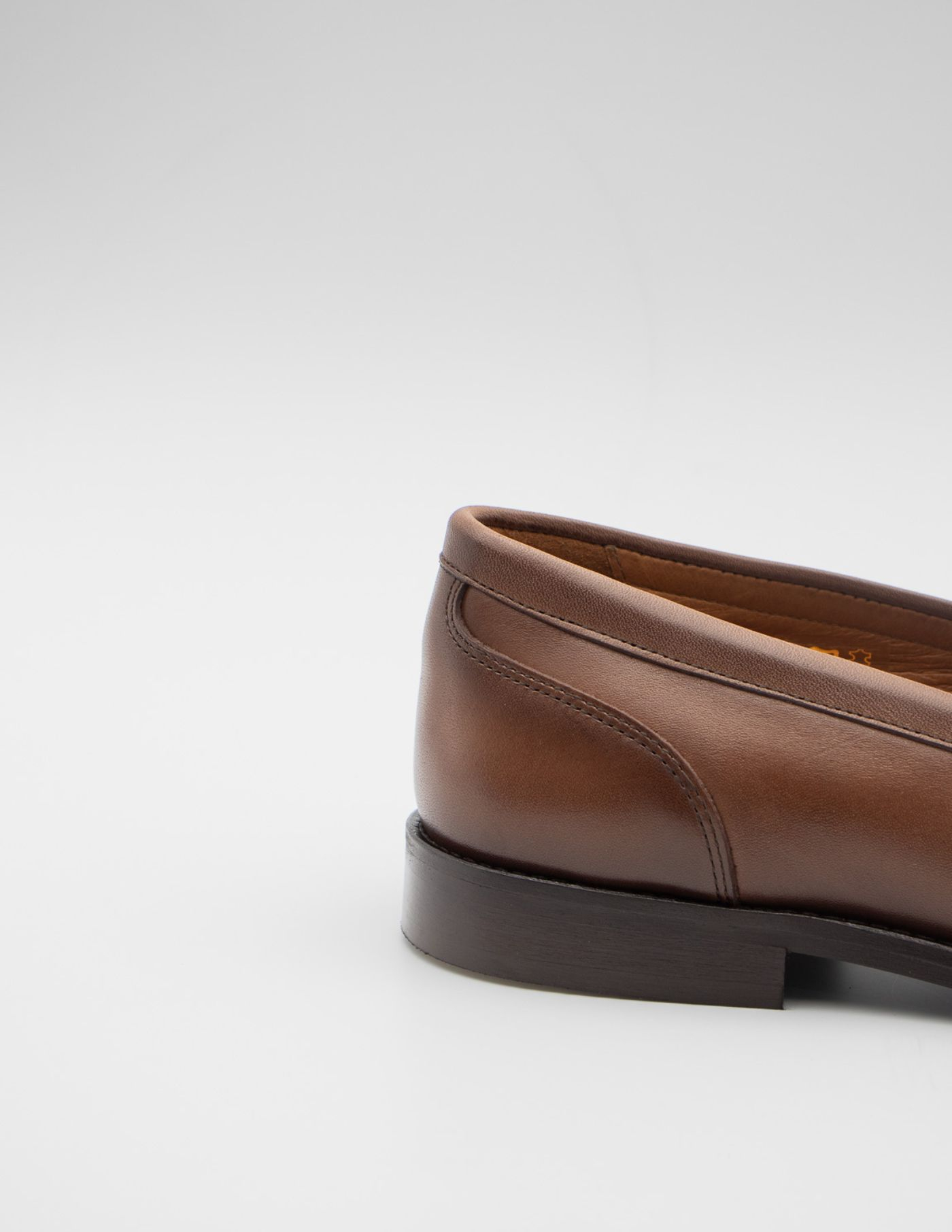 MOCASSINS COM FRANJAS E BERLOQUES EM PELE CASTANHO