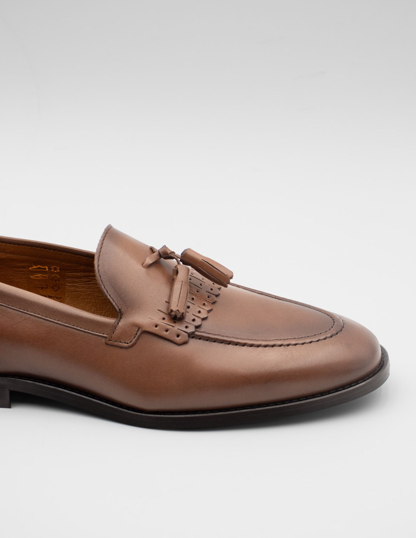 MOCASSINS COM FRANJAS E BERLOQUES EM PELE CASTANHO
