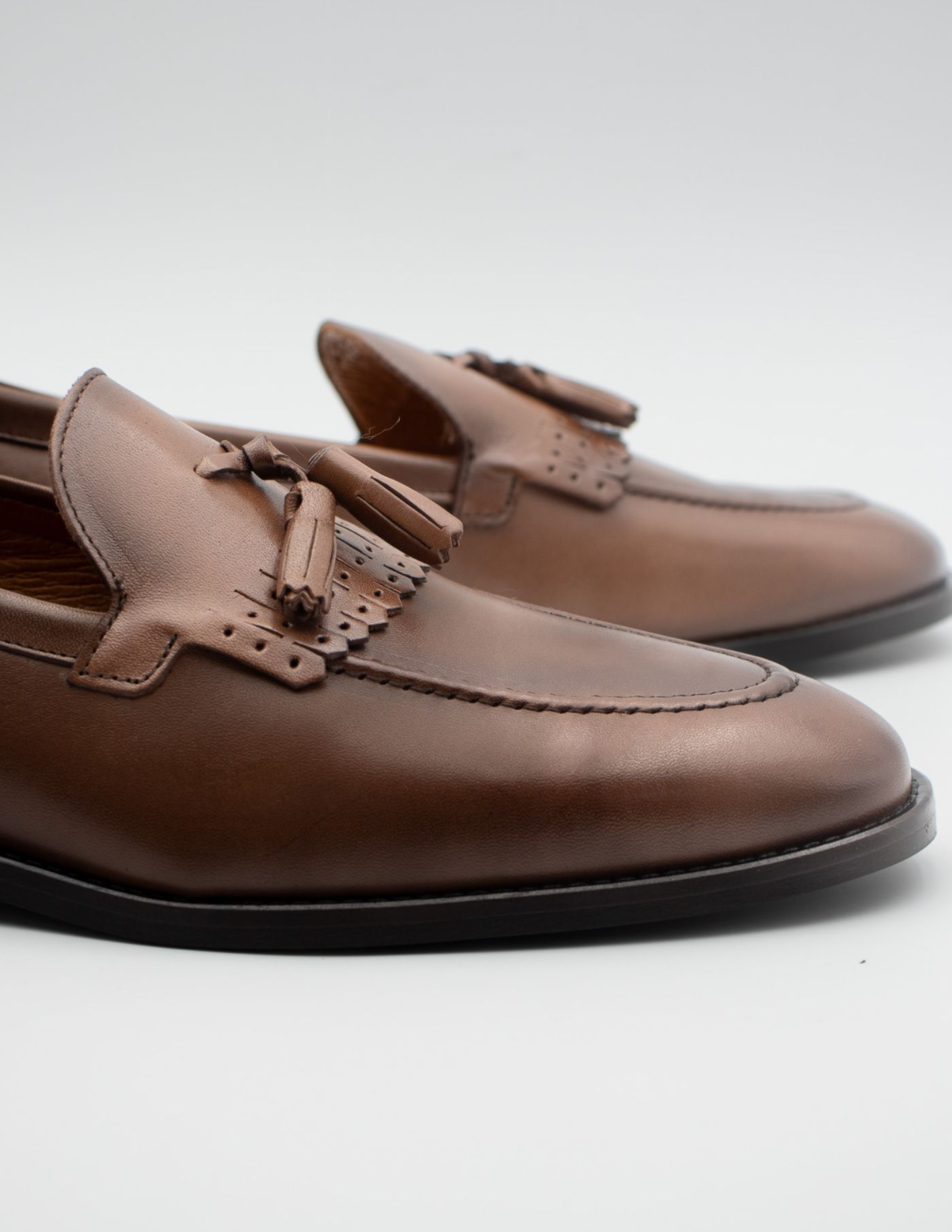 MOCASSINS COM FRANJAS E BERLOQUES EM PELE CASTANHO