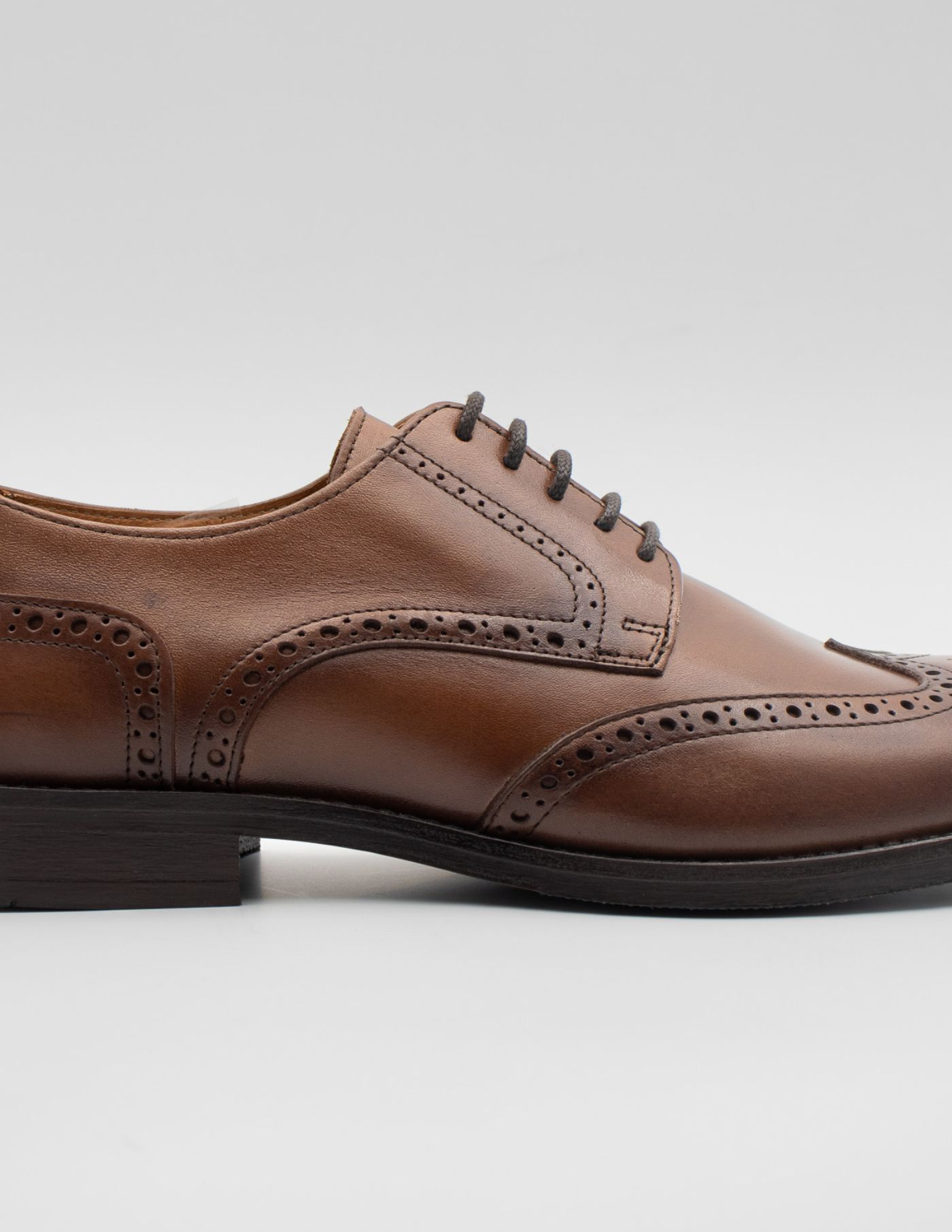 SAPATO OXFORD EM PELE CASTANHO