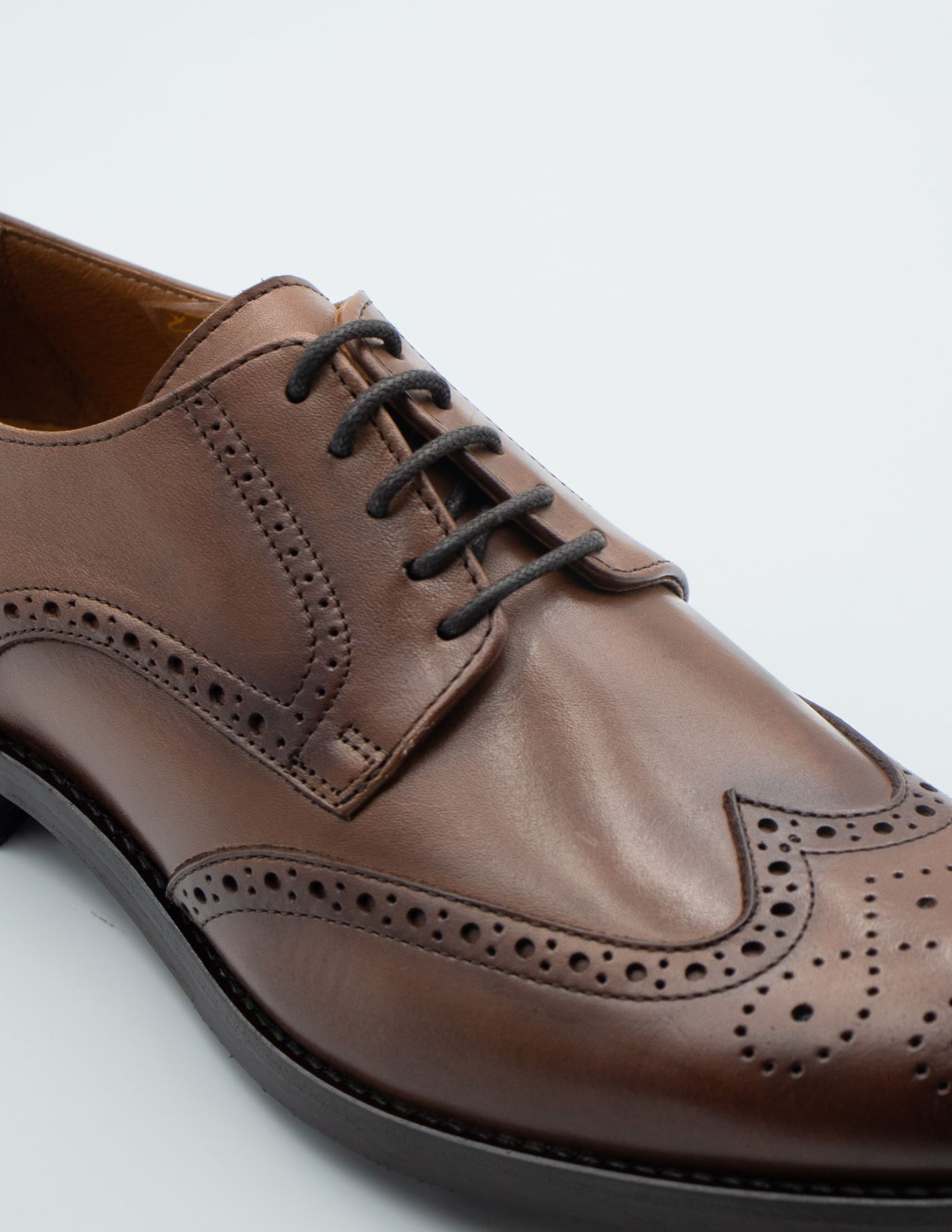 SAPATO OXFORD EM PELE CASTANHO