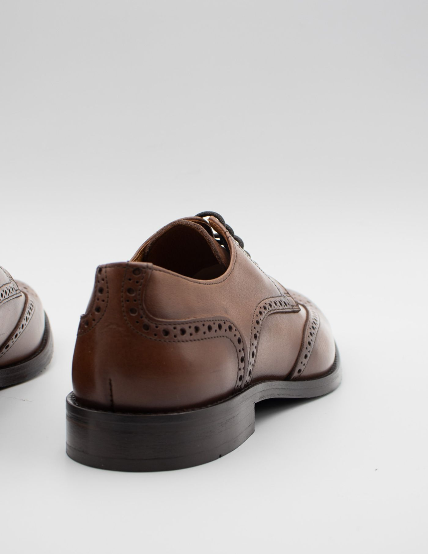 SAPATO OXFORD EM PELE CASTANHO