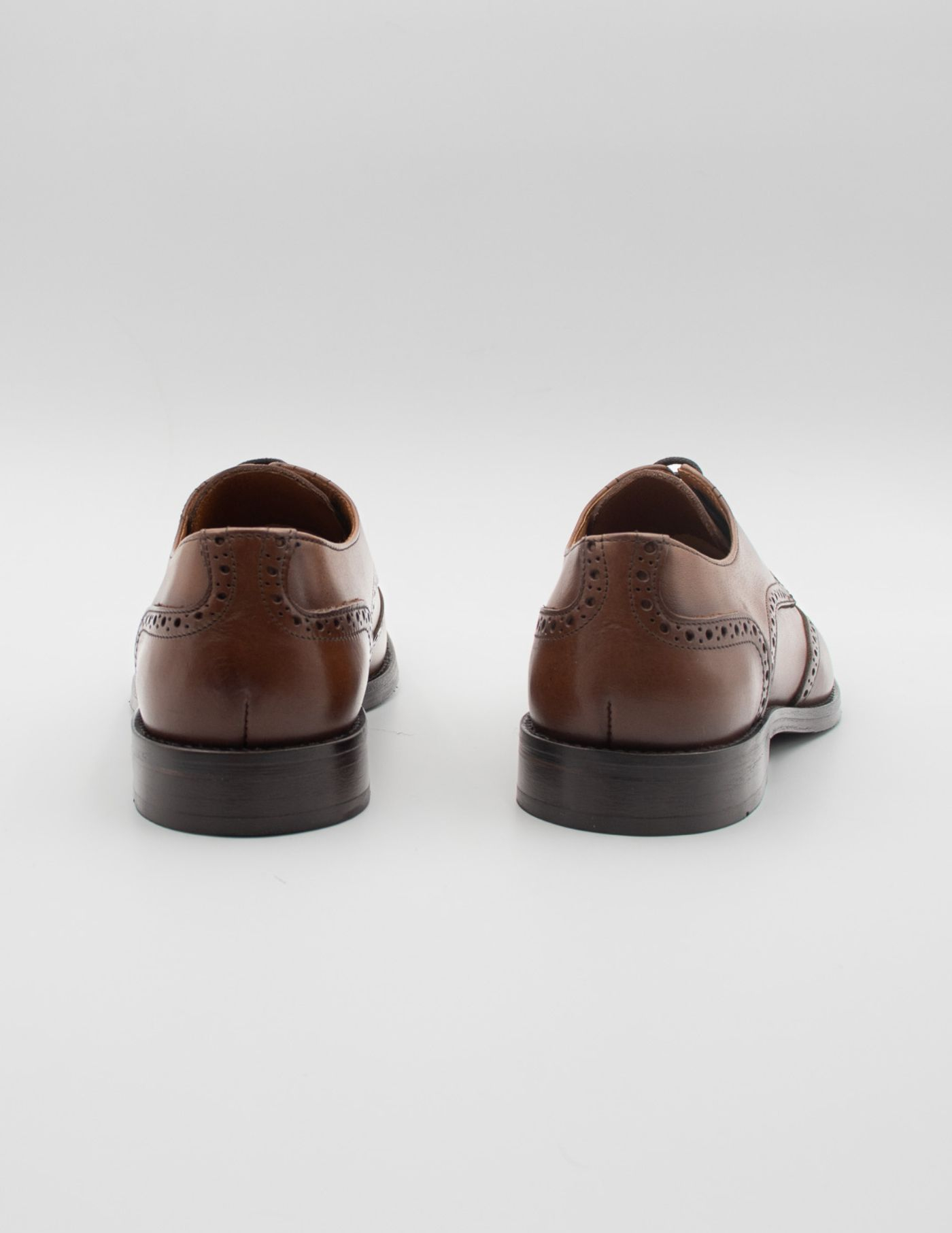 SAPATO OXFORD EM PELE CASTANHO