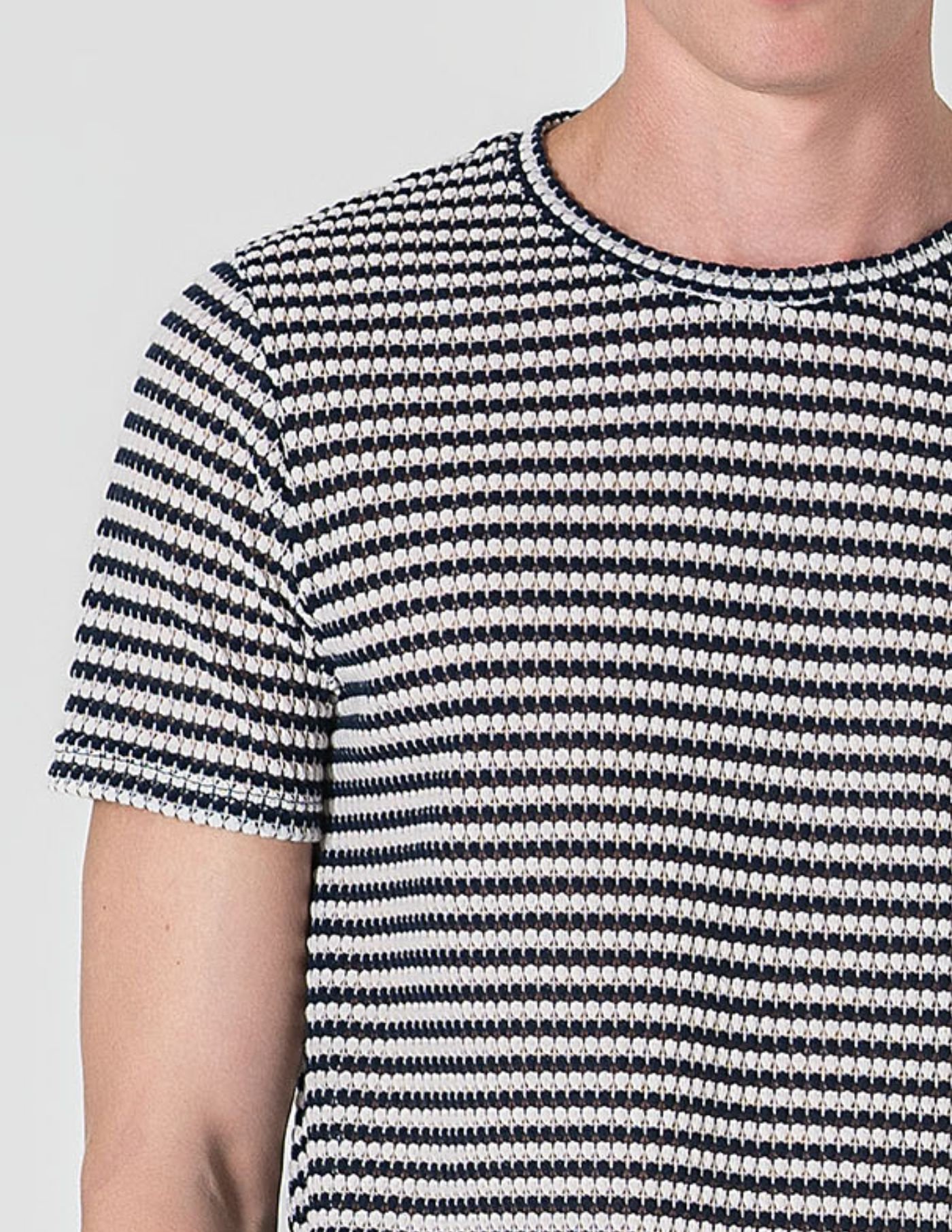 T-SHIRT CROCHET RISCA AZUL E BRANCA