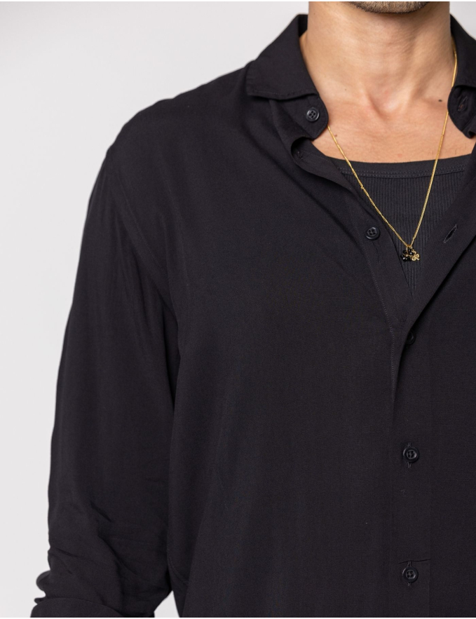 CAMISA RELAXED FIT LEVE PRETA