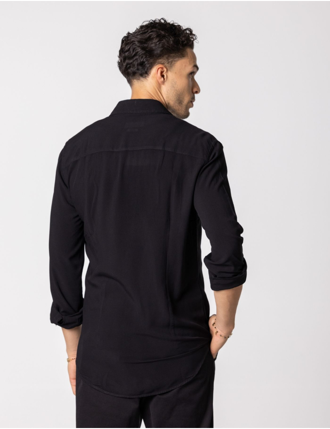 CAMISA RELAXED FIT LEVE PRETA
