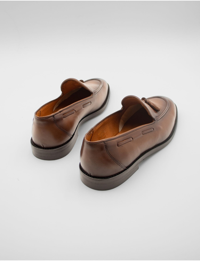SAPATO EM PELE COM BERLOQUES CASTANHO