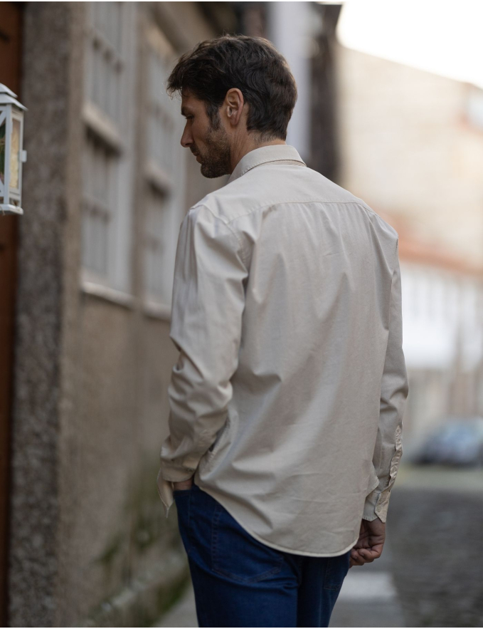 CAMISA COM BOLSOS BEGE CLARO