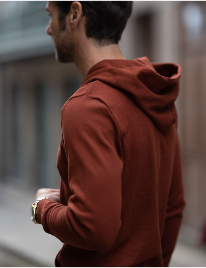 CAMISOLA DE MALHA COM CAPUZ TERRACOTA