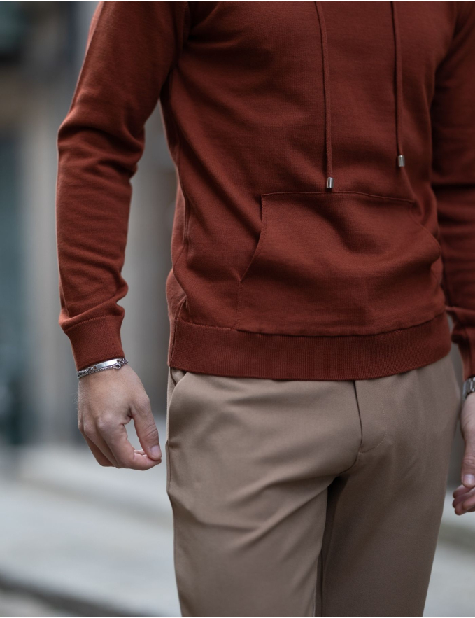 CAMISOLA DE MALHA COM CAPUZ TERRACOTA