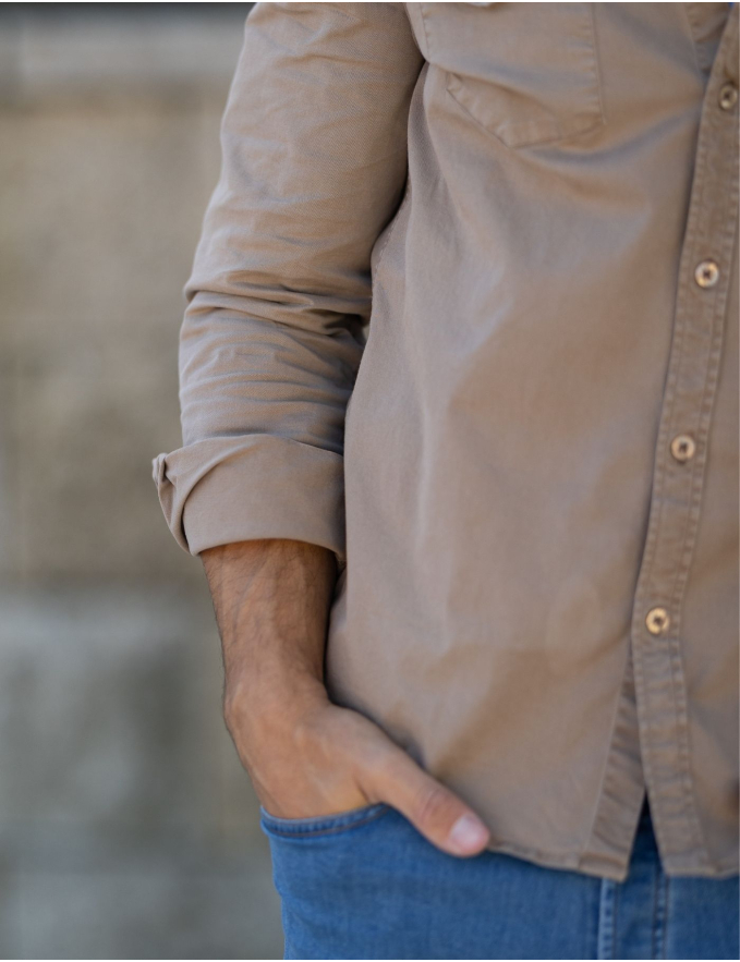 CAMISA COM BOLSOS BEGE