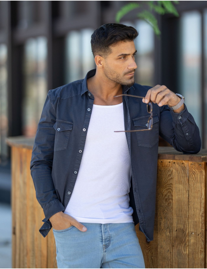CAMISA COM BOLSOS AZUL MARINHO