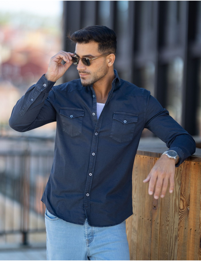 CAMISA COM BOLSOS AZUL MARINHO