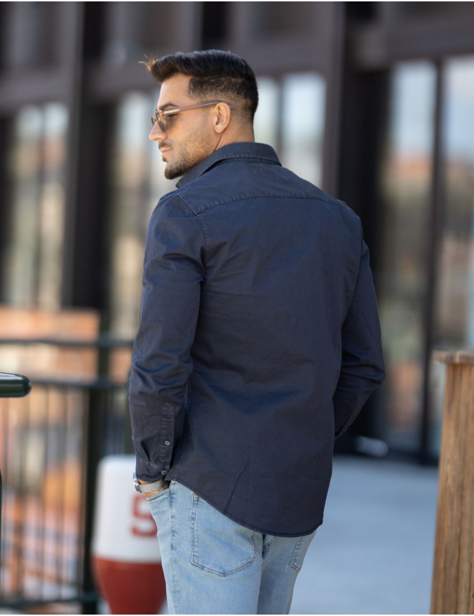 CAMISA COM BOLSOS AZUL MARINHO