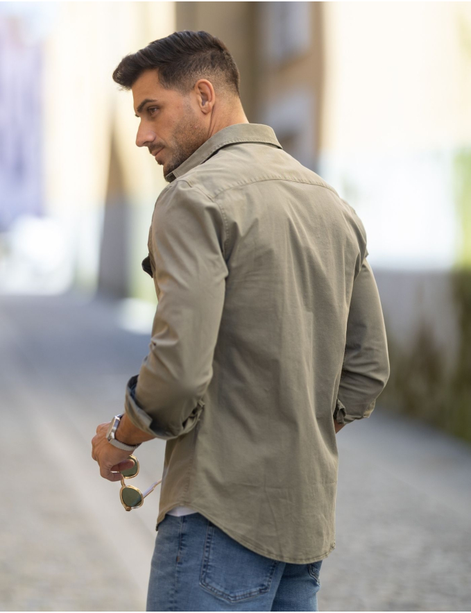 CAMISA COM BOLSOS VERDE OLIVA