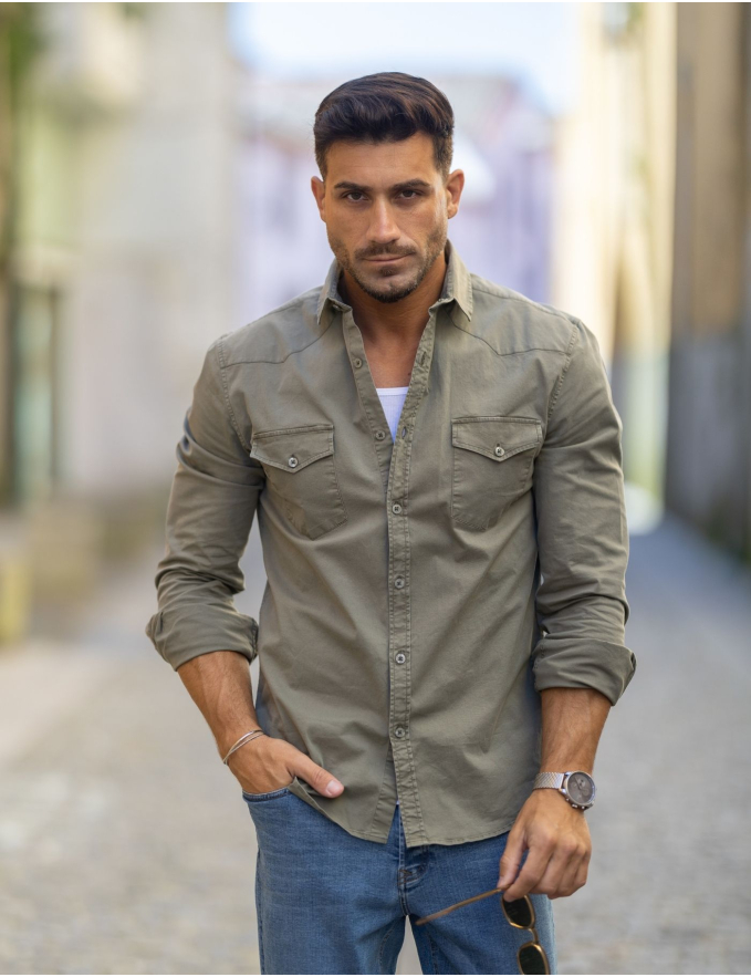 CAMISA COM BOLSOS VERDE OLIVA