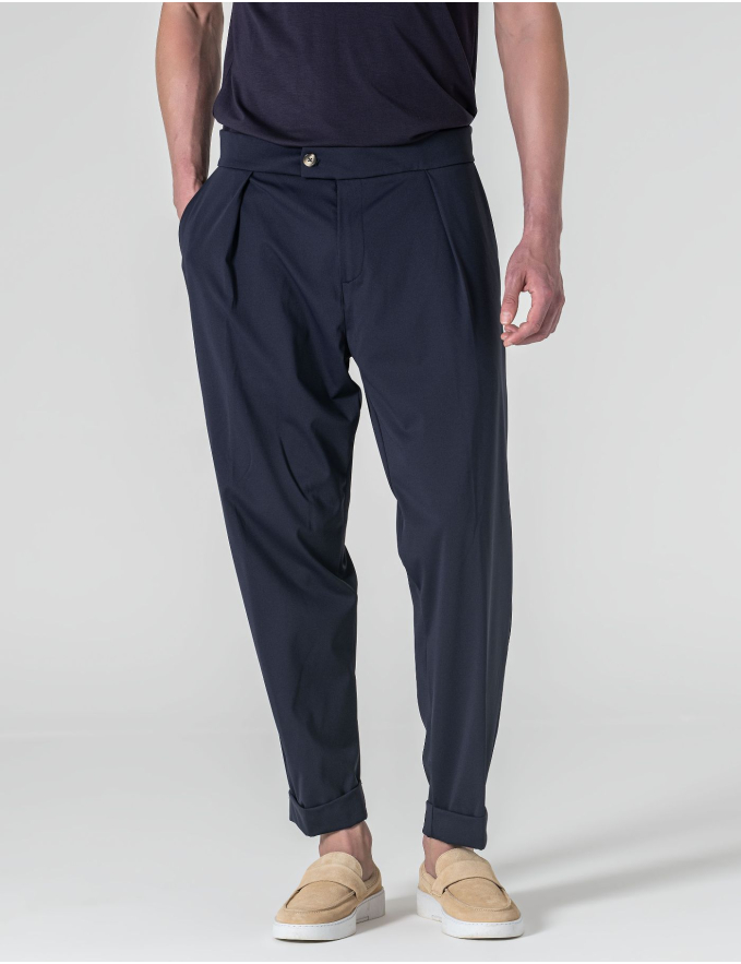 CALÇA AZUL COM PREGAS EM TECIDO TÉCNICO