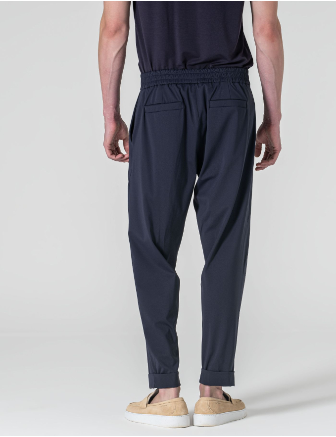 CALÇA AZUL COM PREGAS EM TECIDO TÉCNICO