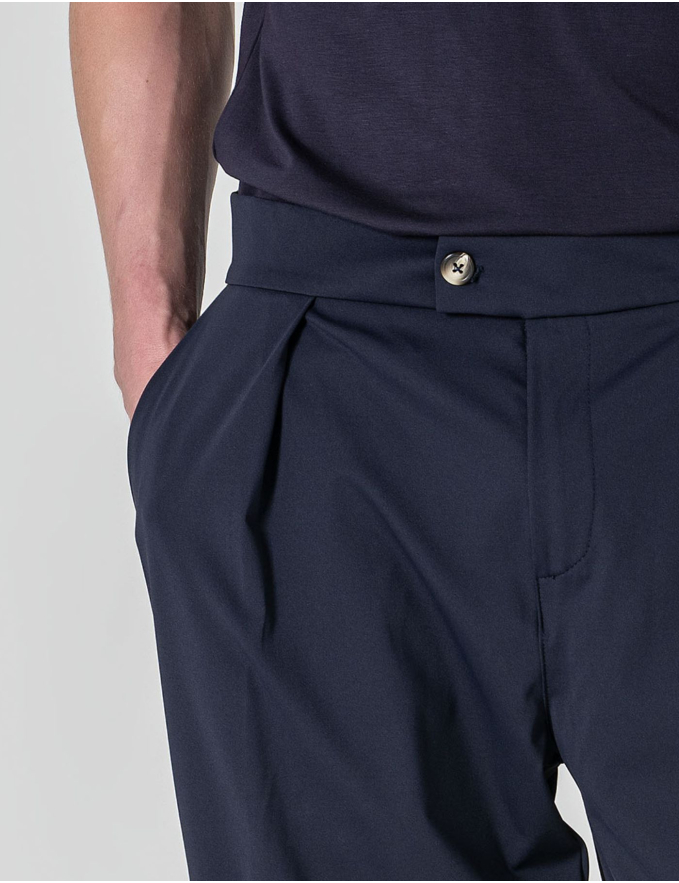 CALÇA AZUL COM PREGAS EM TECIDO TÉCNICO