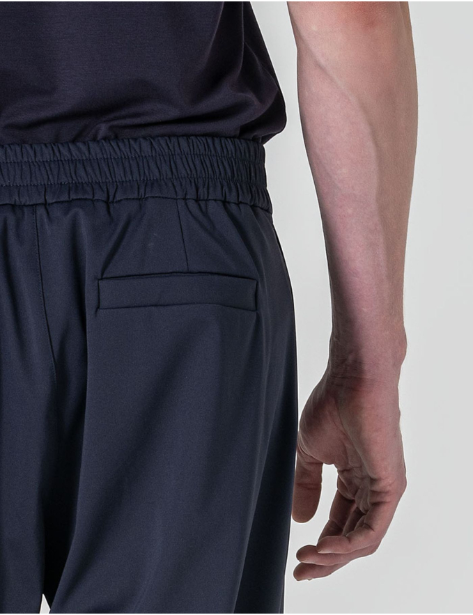 CALÇA AZUL COM PREGAS EM TECIDO TÉCNICO
