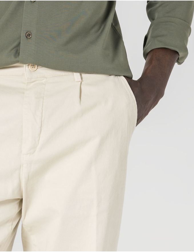 CALÇA CHINO CROPPED FIT VIROLA BEGE CLARO