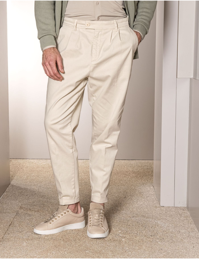 CALÇA CHINO CROPPED FIT BOLSO DE CHAPA BEGE