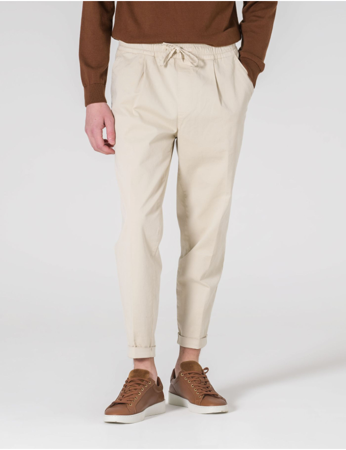 CALÇA CHINO CROPPED FIT DE CORDÃO BEGE