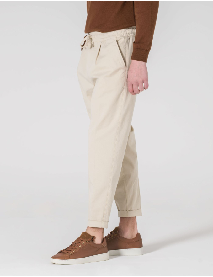 CALÇA CHINO CROPPED FIT DE CORDÃO BEGE