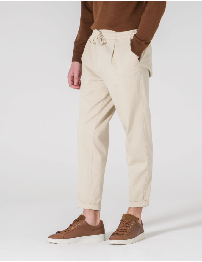 CALÇA CHINO CROPPED FIT DE CORDÃO BEGE
