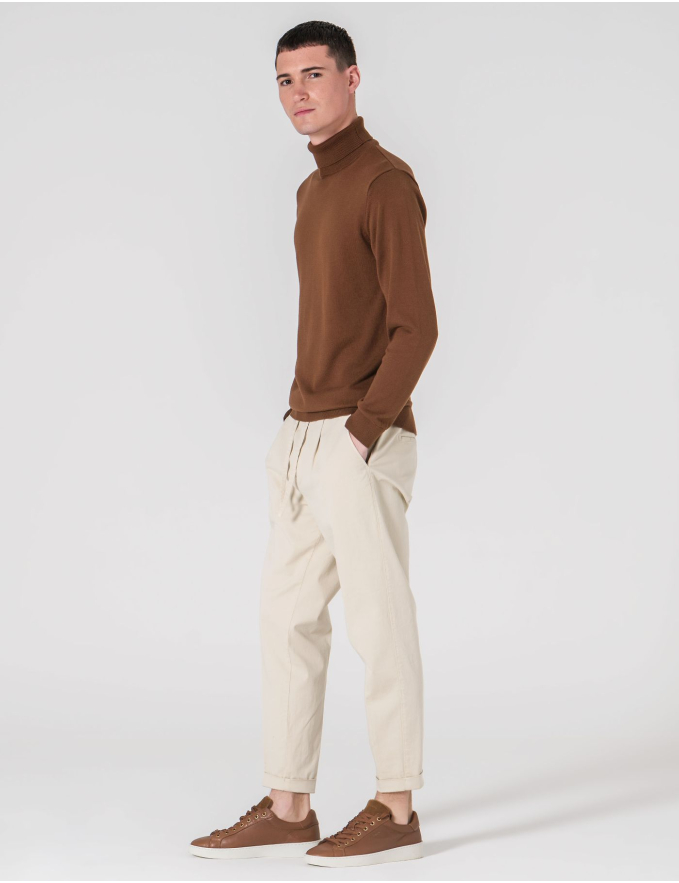 CALÇA CHINO CROPPED FIT DE CORDÃO BEGE