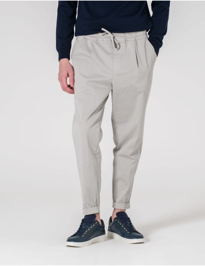 CALÇA CHINO CROPPED FIT DE CORDÃO CINZA CLARO