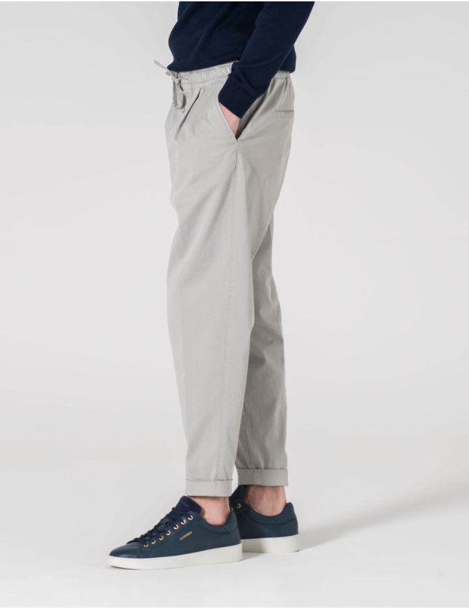 CALÇA CHINO CROPPED FIT DE CORDÃO CINZA CLARO