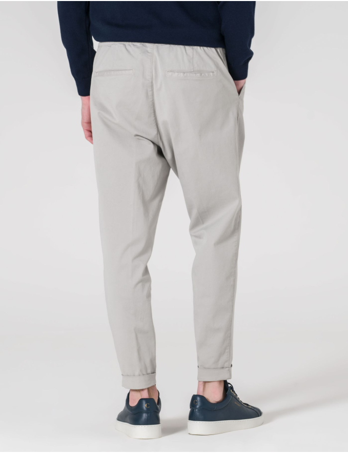 CALÇA CHINO CROPPED FIT DE CORDÃO CINZA CLARO