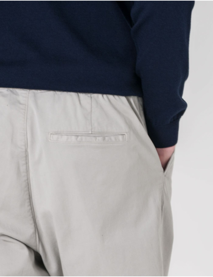 CALÇA CHINO CROPPED FIT DE CORDÃO CINZA CLARO