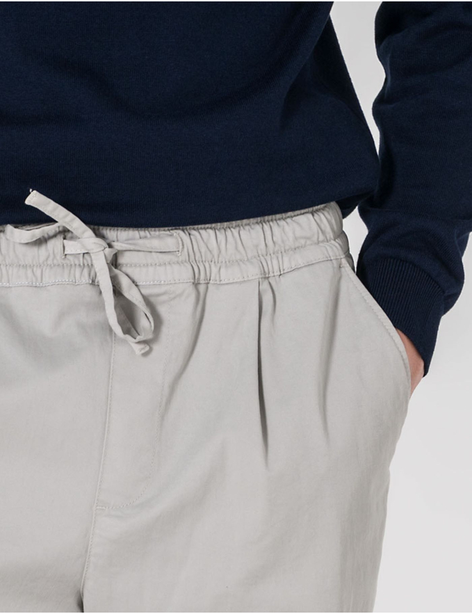 CALÇA CHINO CROPPED FIT DE CORDÃO CINZA CLARO