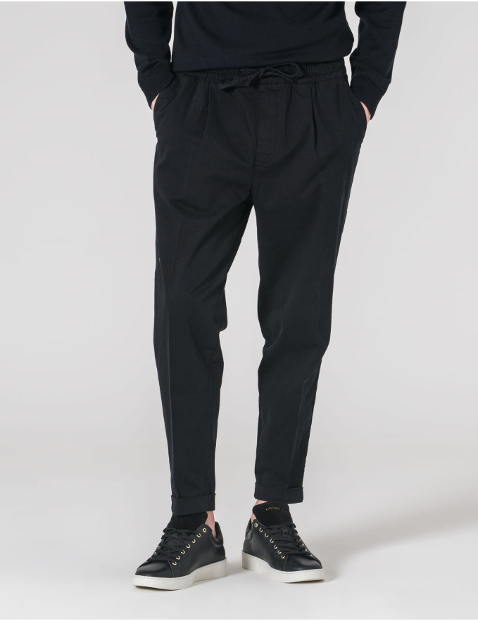 CALÇA CHINO CROPPED FIT DE CORDÃO PRETA
