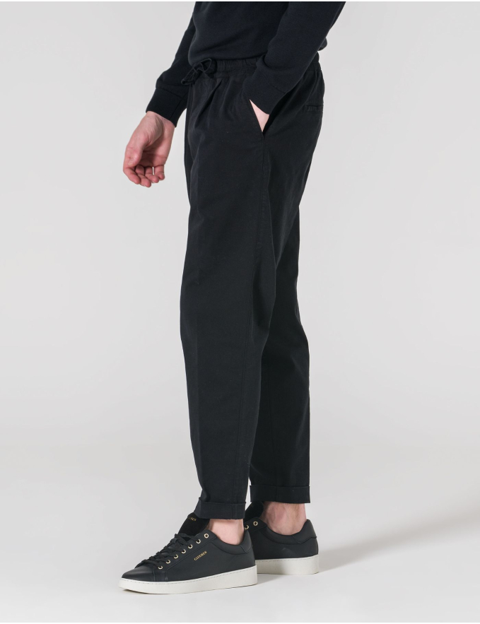 CALÇA CHINO CROPPED FIT DE CORDÃO PRETA