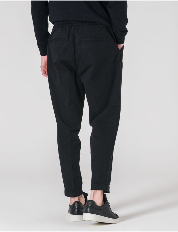 CALÇA CHINO CROPPED FIT DE CORDÃO PRETA