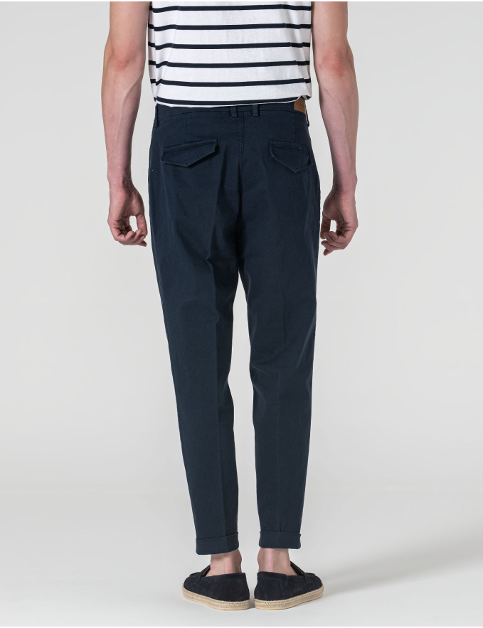 CALÇA CHINO CROPPED FIT BOLSO DE CHAPA AZUL MARINHO
