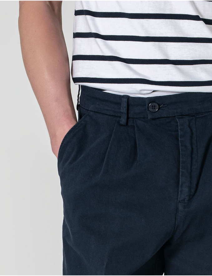 CALÇA CHINO CROPPED FIT BOLSO DE CHAPA AZUL MARINHO