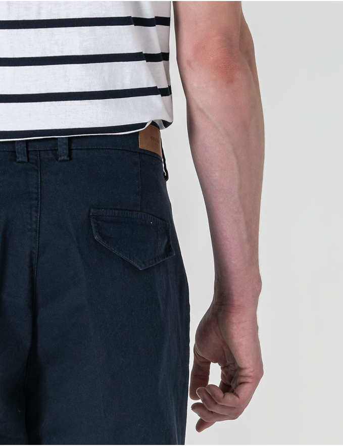 CALÇA CHINO CROPPED FIT BOLSO DE CHAPA AZUL MARINHO